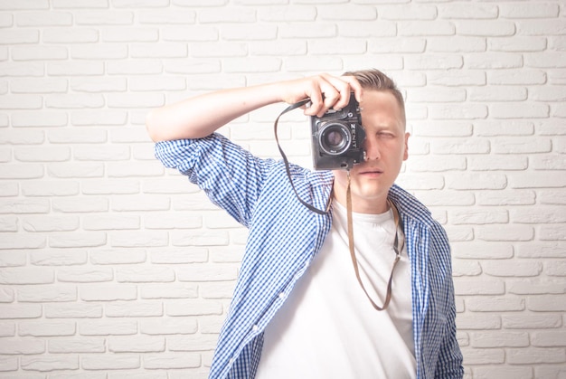 joven toma fotos con una cámara de cine vintage