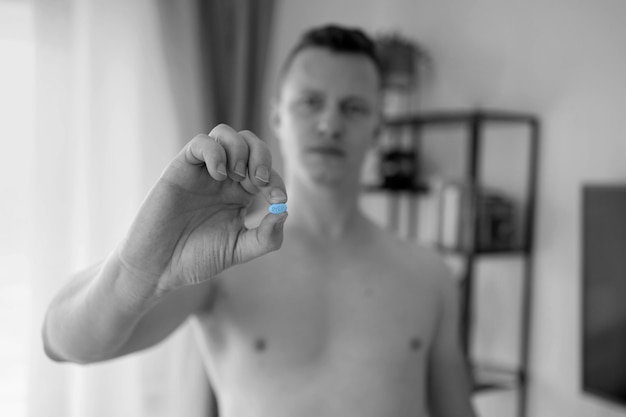 Un joven toma una preparación en forma de pastilla. Concepto de prevención del VIH. Concepto de prevención del SIDA. VIH SIDA