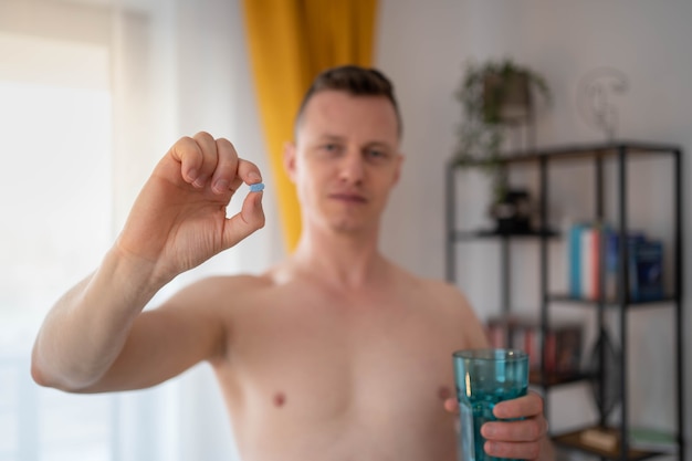 Un joven toma una preparación en forma de pastilla. Concepto de prevención del VIH. Concepto de prevención del SIDA. VIH SIDA