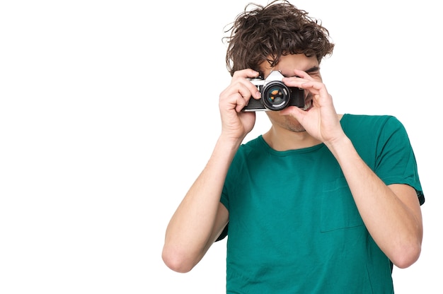 Joven tomando foto con la cámara