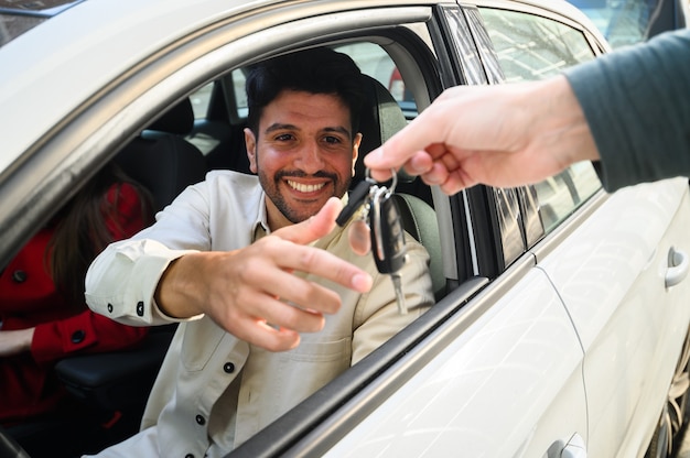 Joven tomando las llaves de su coche