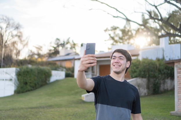 Joven tomando un selfie al aire libre