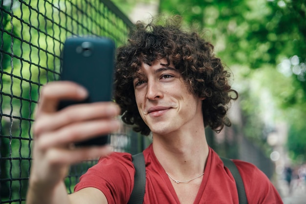 Foto joven tomando un selfie con smartphone