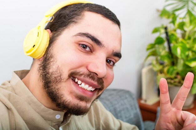 Joven tomando un selfie usando su teléfono inteligente