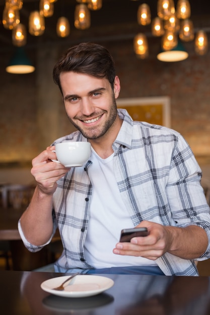 Joven tomando una taza de café