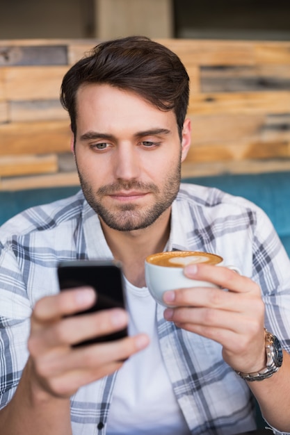 Joven tomando una taza de café