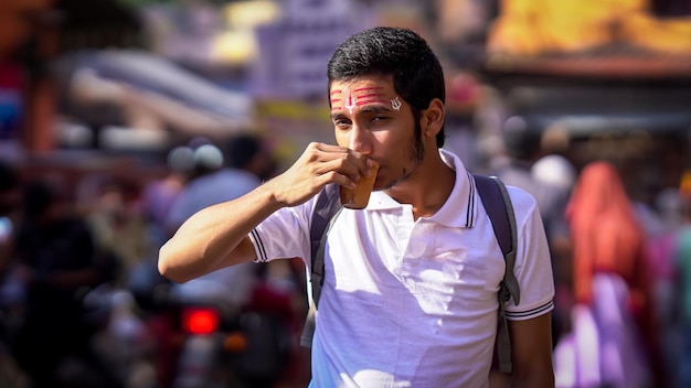 Un joven tomando té al aire libre