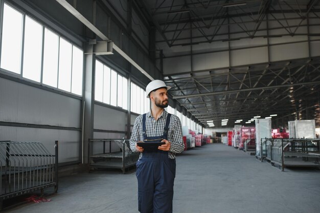 joven, trabajador, en, almacén, plano de fondo