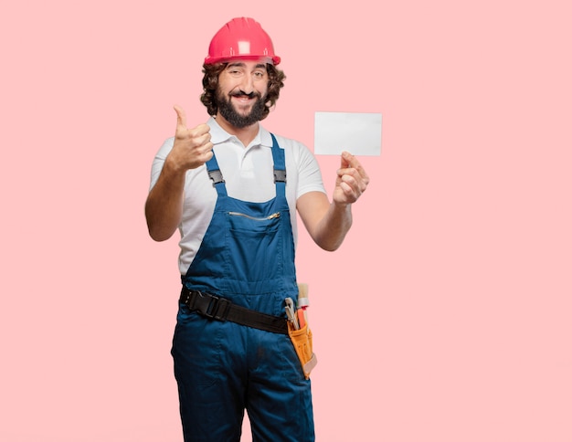 Joven trabajador con un cartel