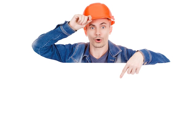 Joven trabajador con casco naranja con una cara feliz aislada de fondo blanco