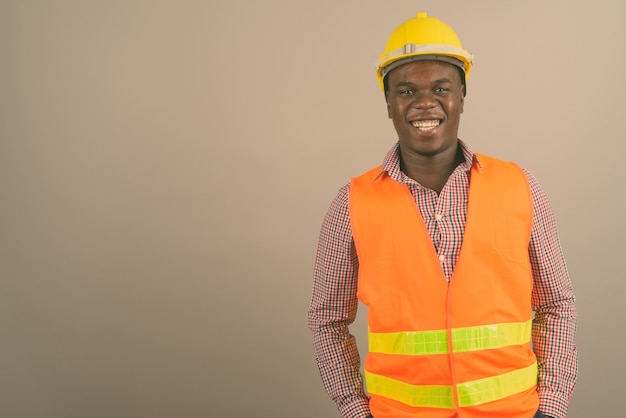 joven trabajador de la construcción africana