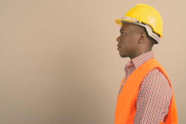 joven trabajador de la construcción africana