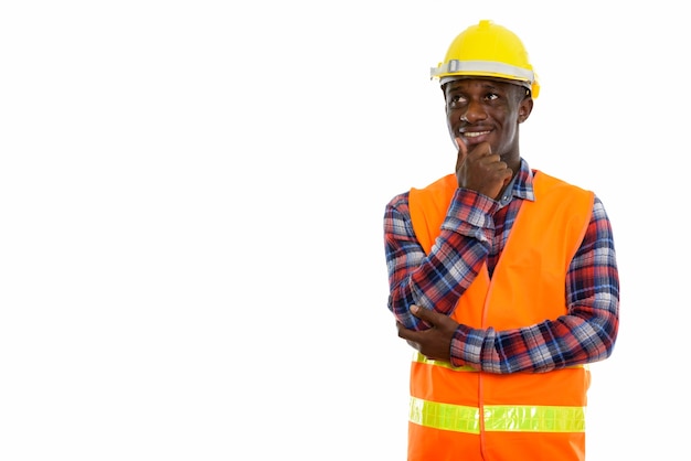 Joven trabajador de la construcción del hombre africano negro feliz