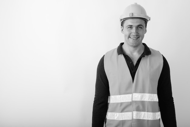 joven trabajador de la construcción hombre musculoso feliz sonriendo.