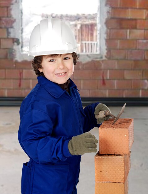 Joven trabajador de la construcción en el lugar de trabajo