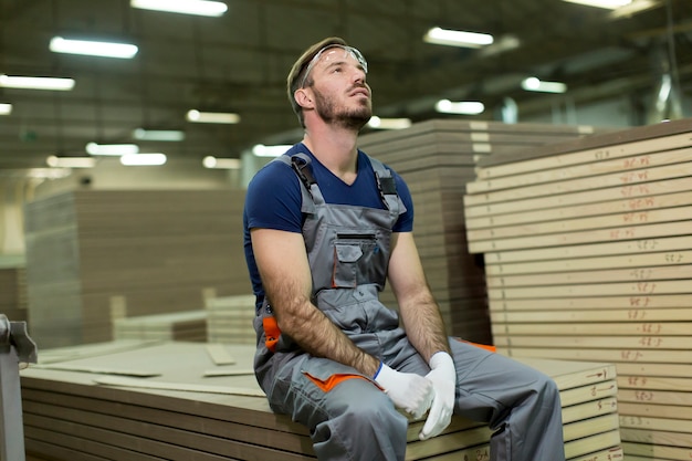 Joven trabajador en la fábrica de madera