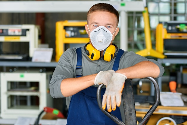 Joven trabajador en máscara protectora