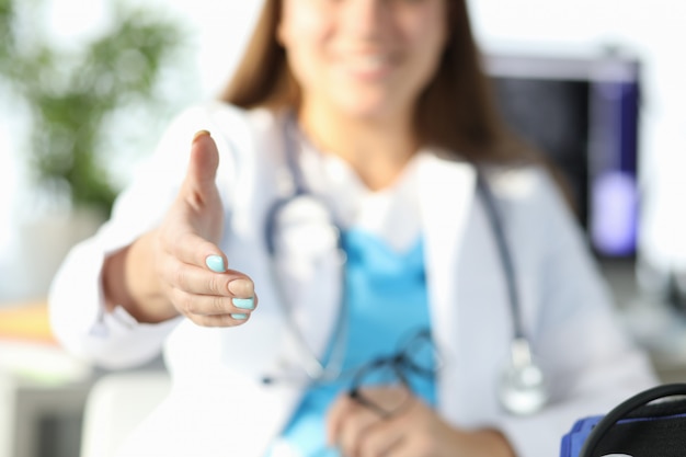 Joven trabajador médico en la oficina