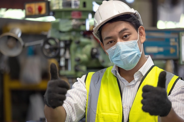 Foto joven trabajador o ingeniero de fábrica hábil retrato de cerca en persona de fábrica
