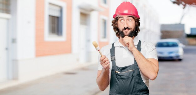 Joven trabajador con un pincel