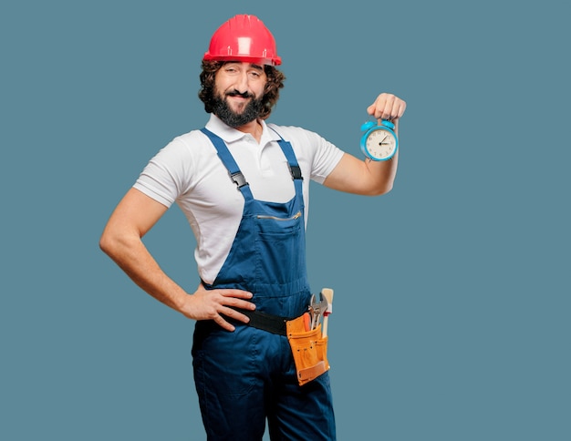 Joven trabajador con un reloj despertador