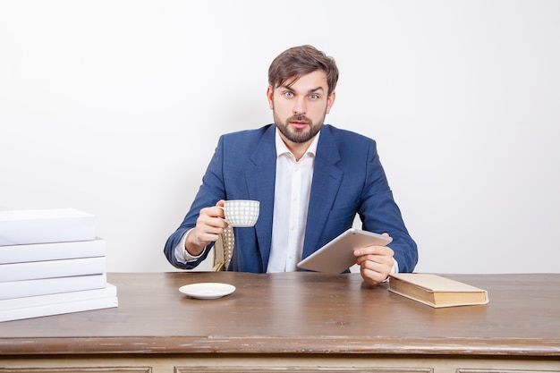 joven trabajador serio mirando a la cámara