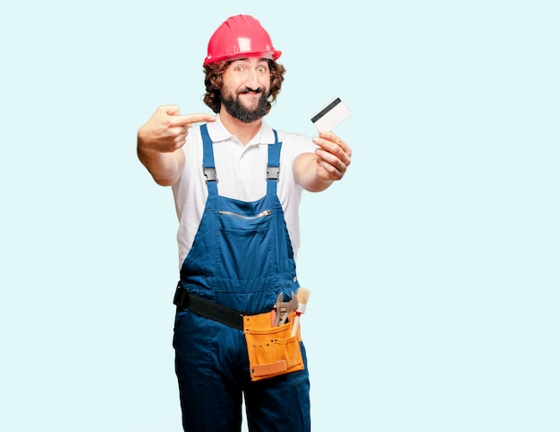 Foto joven trabajador con tarjeta de crédito.