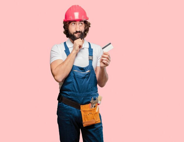 Joven trabajador con tarjeta de crédito.