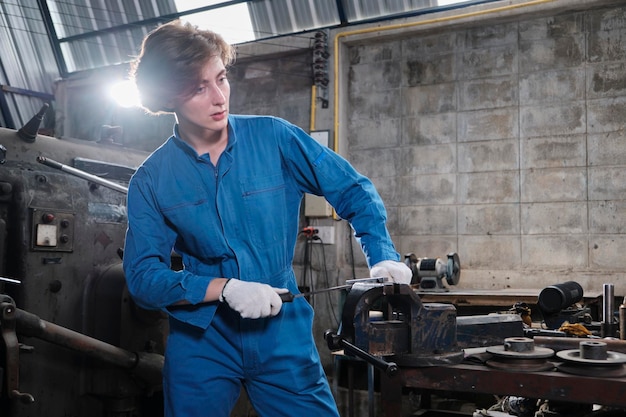 Una joven trabajadora profesional trabaja en una fábrica de fabricación de metalurgia