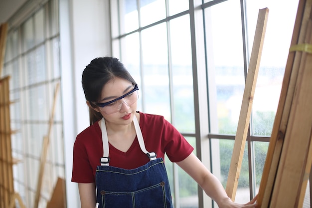 Joven trabajadora en el taller de carpintero