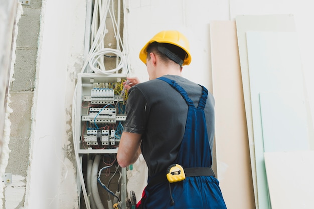 Joven trabajando con cables en el conmutador