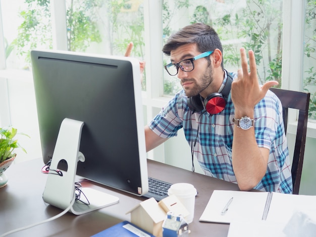 Joven trabajando en casa y pensando en algo