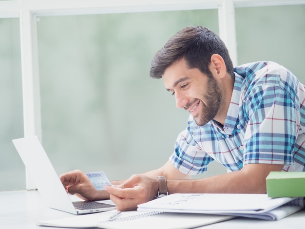 Joven trabajando en casa