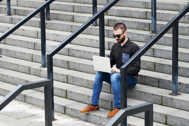 joven, trabajando, en, un, computador portatil