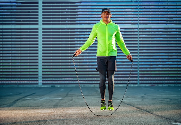 Foto joven trabajando con una cuerda para saltar en la ciudad estilo de vida saludable