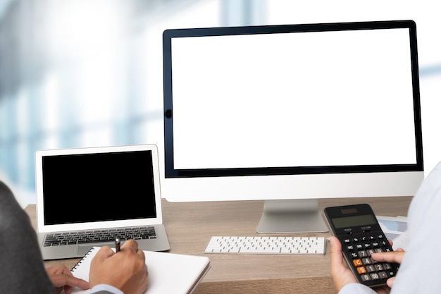 Joven trabajando Empresario usando una computadora de escritorio de la pantalla en blanco