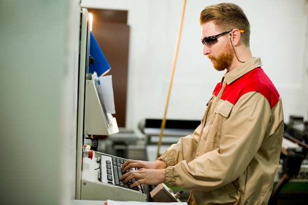 Joven trabajando en la fábrica