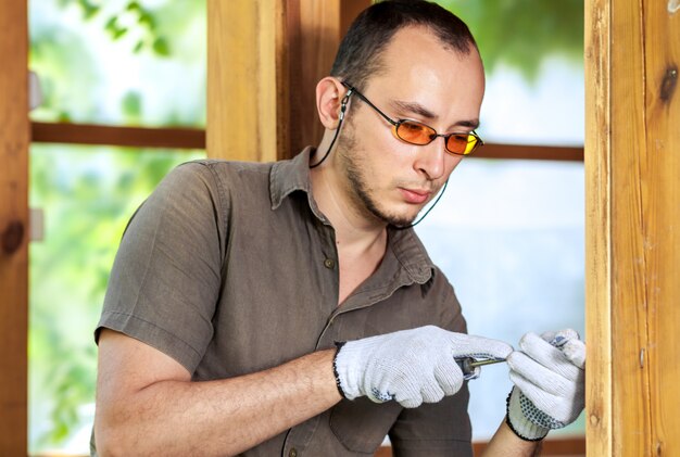 Joven trabajando con madera