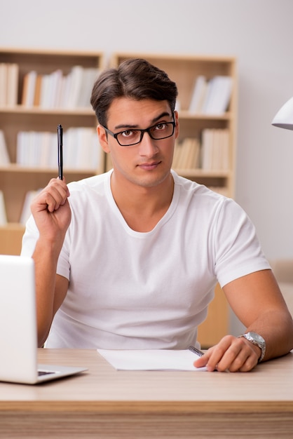 Joven trabajando en la oficina