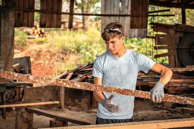 Joven trabajando en un patio de madera