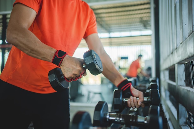 joven trabajando con pesas en el gimnasio