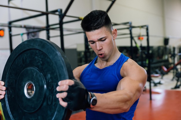 Joven trabajando solo