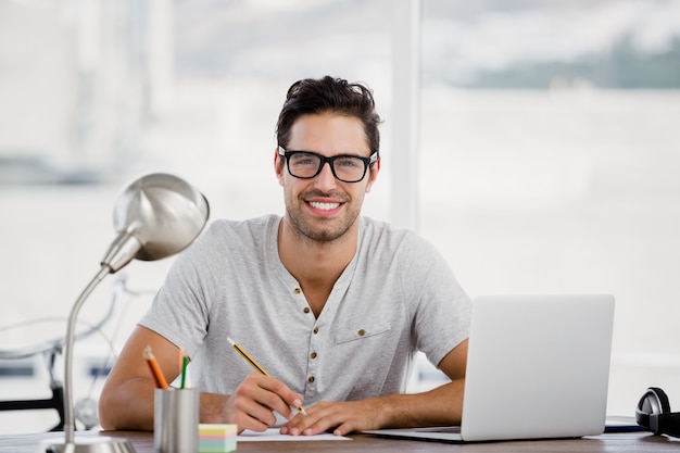 Joven trabajando en su escritorio