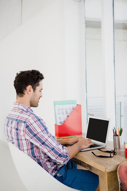 Joven trabajando en su escritorio