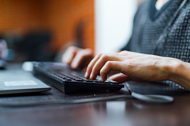 Joven trabajando en un teclado