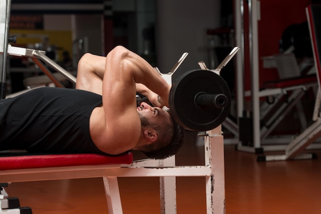 Foto joven trabajando tríceps