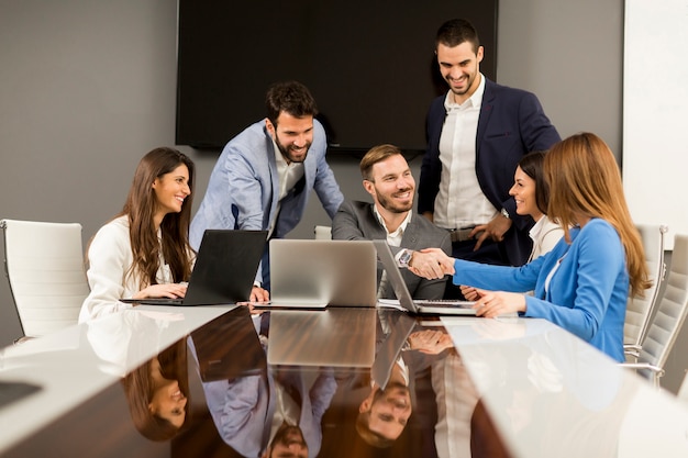 Joven trabajo en equipo en la oficina