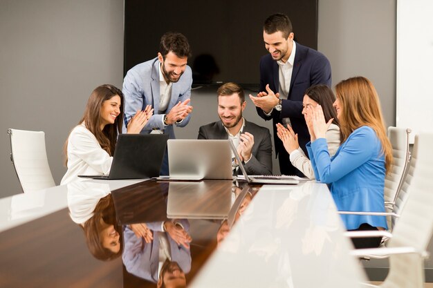 Joven trabajo en equipo en la oficina