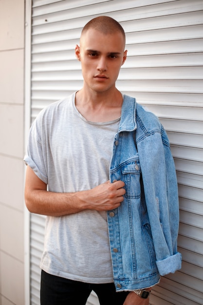 Joven en un traje de moda al aire libre