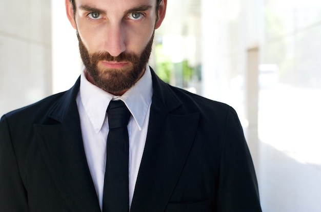 Joven en traje negro y corbata